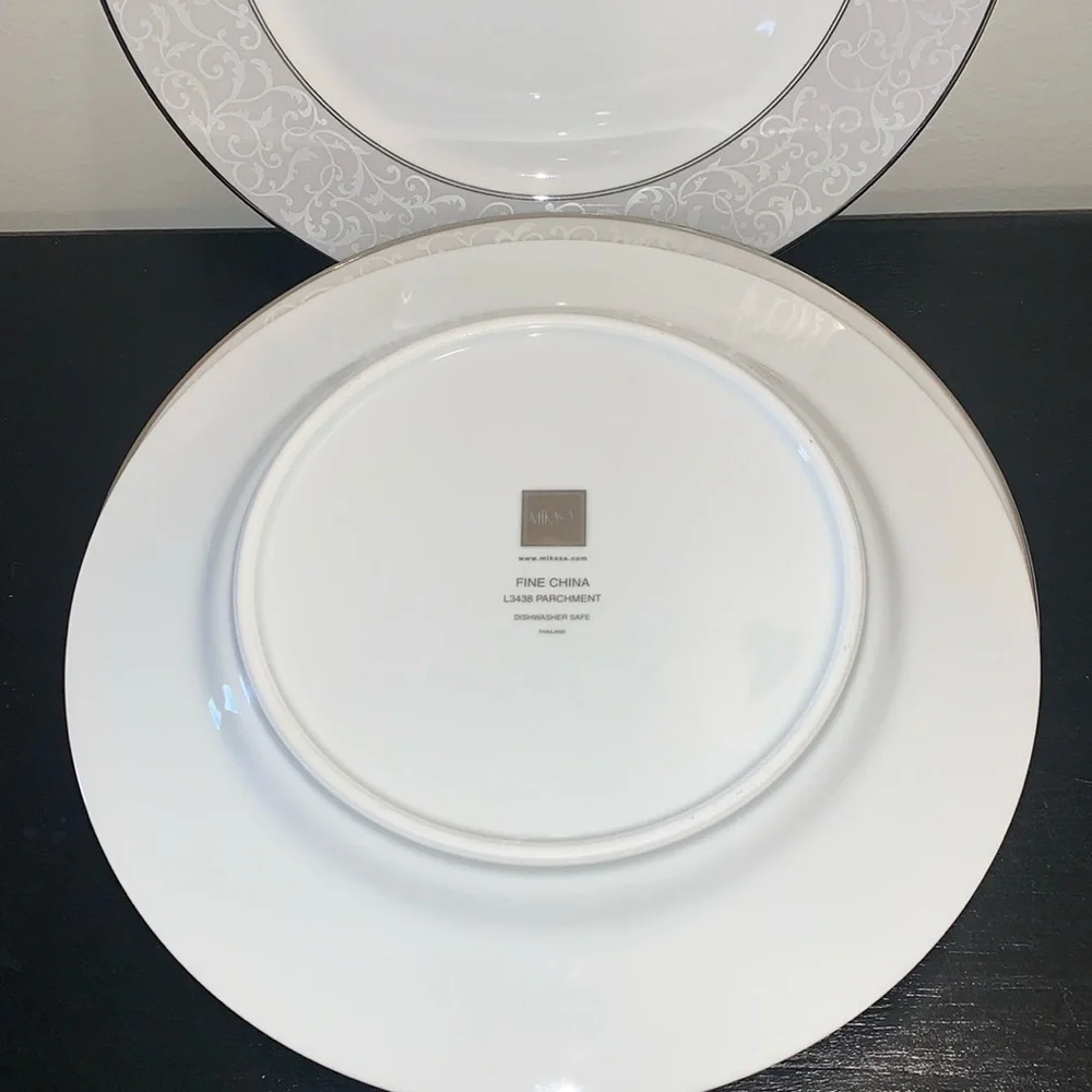 Lot of 4‎ Mikasa Parchment Dinner plates. Made in Thailand.